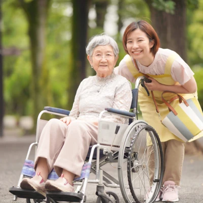 お年寄りとヘルパー